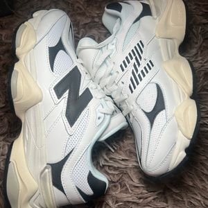 New Balance BRANDNEW UNISEX 9060 black and white size 6 men’s or size 7 women’s